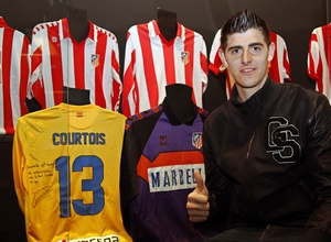 Thibaut Courtois posa con la camiseta con la que consiguió superar el record de imbatibilidad como local